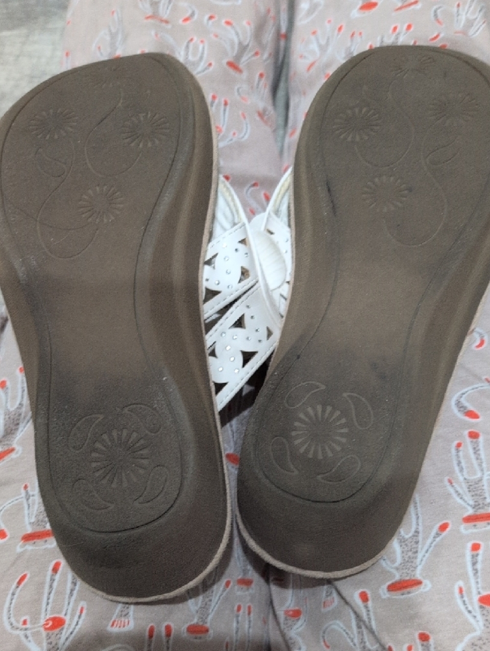 Cliffs by WHITE MOUNTAIN Women's White Floral Thong Wedge Sandals Size 8 - Picture 4 of 6